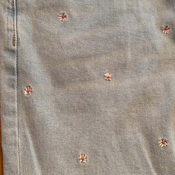 Never worn. Gap Light Wash Crop/Ankle Length Jeans with Stitched Flower Pattern - Picture 3 of 4